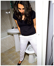 white pants piss with sara 02