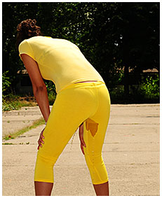 running lady pisses her tights exercising 04