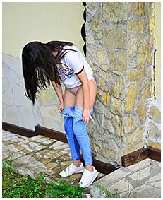 she was walking and pissing her jeans outside 01
