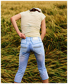 alice wets her jeans shorts in the wheat field 04
