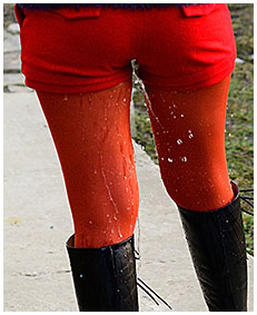 Outdoor pissing red pantyhose and shorts and leather boots
