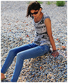 beach desperation natalie wets her blue jeans on the beach pissing herself 02