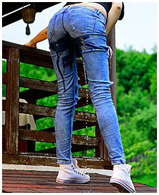 she is pissing into her jeans 01