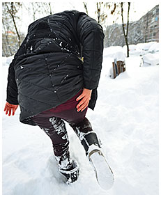 lady pisses her red pants in snow 00
