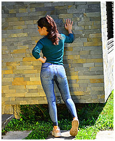 skinny jeans peeing 05