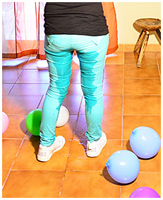 blowing baloons peeing her pants 02