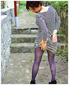 she pretends the pees in pantyhose 0