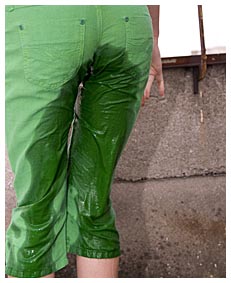 alice pisses herself wetting her green pants2