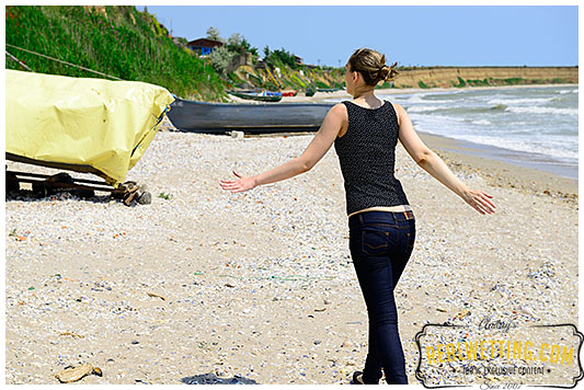 Tight blue jeans while walking casually on the beach!