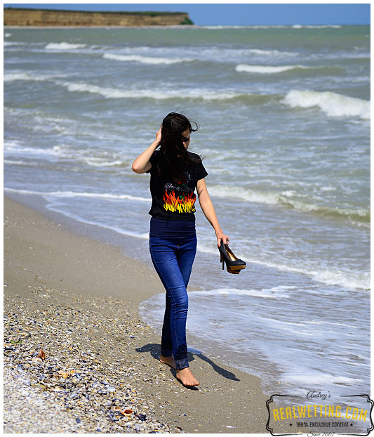 She pissed her jeans on the beach