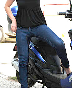 dee pisses her jeans on her scooter 4