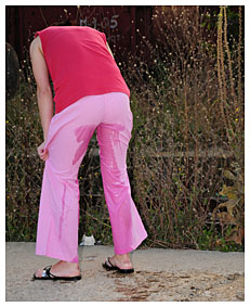 dee wetting her pink loose pants3