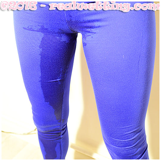 hot girl pee in tights 