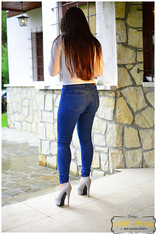 Tight high waist jeans waiting