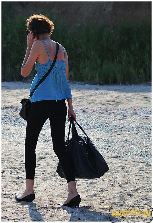 Black leggings busy on the beach