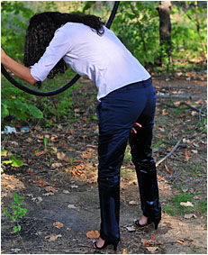 On a swing Sara wets her pants on purpose