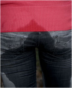 wetting jeans while walking in the park pissing her jeans 0047