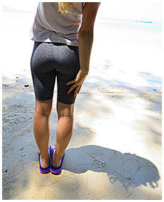 workout fail pees her pants on the beach 01