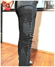 sara pisses her jeans by the window 03