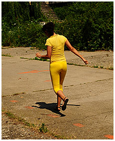 running lady pisses her tights exercising 03