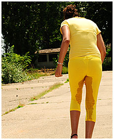 running lady pisses her tights exercising 05