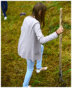 beatrice pisses her jeans gathering hay 00