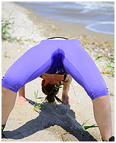 yoga tights leaking on beach 01