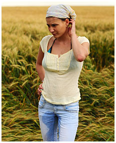 alice wets her jeans shorts in the wheat field 00