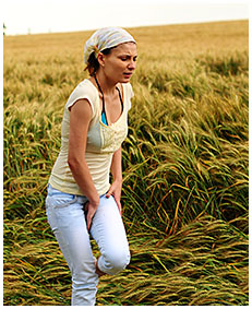 alice wets her jeans shorts in the wheat field 04