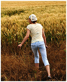 alice wets her jeans shorts in the wheat field 03