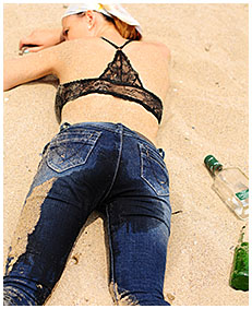 girl too drunk to pee wets herself in her tight jeans 00