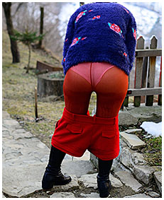 Outdoor pissing red pantyhose and shorts and leather boots