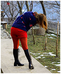 Outdoor pissing red pantyhose and shorts and leather boots