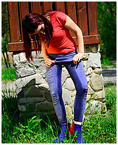 photo shooting wetting herself pissing leggings 02