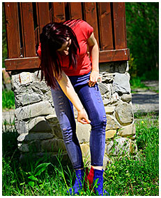 photo shooting wetting herself pissing leggings 03