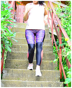 girl pissing in her tights running image 4