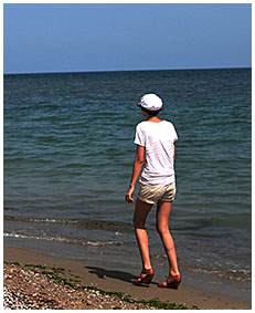 natalie wets her shorts on the beach 01