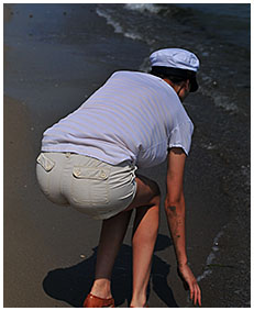 natalie wets her shorts on the beach 03