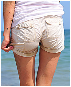 natalie wets her shorts on the beach 01