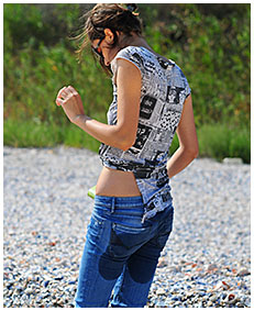 beach desperation natalie wets her blue jeans on the beach pissing herself 01