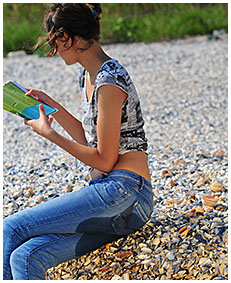 beach desperation natalie wets her blue jeans on the beach pissing herself 02