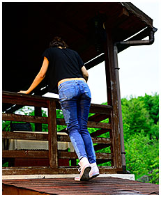 she is pissing into her jeans 00