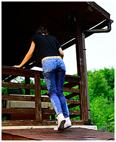 she is pissing into her jeans 02