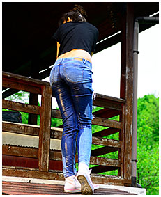 she is pissing into her jeans 01