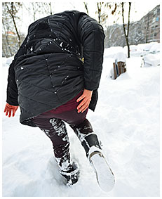 lady pisses her red pants in snow 04