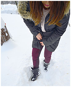 lady pisses her red pants in snow 04