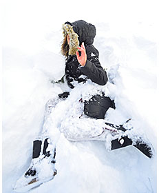 lady pisses her red pants in snow 06