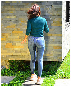 skinny jeans peeing 03