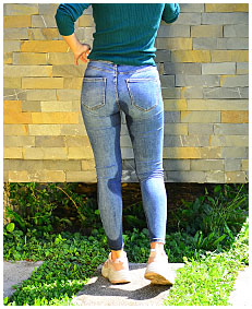 skinny jeans peeing 02