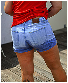 waiter pissed her shorts 3